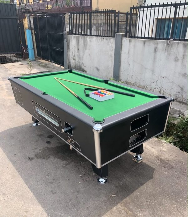 7ft marble and coin snooker  The accessories 2 sticks, rack, chalk, pack of ball and 30 coins